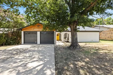 2703 Colleen Dr, Arlington, TX 76016