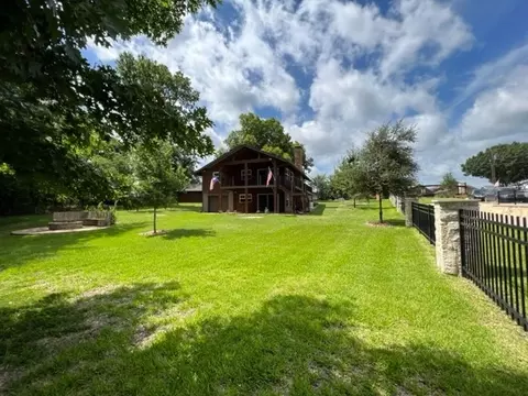 112 Camelot Dr, Mabank, TX 75156