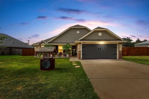408 Green Meadow Ct, Boyd, TX 76023