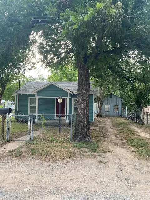 Exterior - 308 N Pine St, Comanche, TX 76442 photo 2 of 6