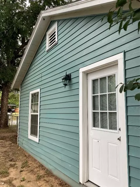 308 N Pine St, Comanche, TX 76442