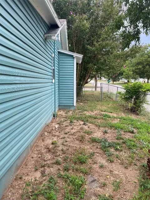 Exterior - 308 N Pine St, Comanche, TX 76442 photo 4 of 6