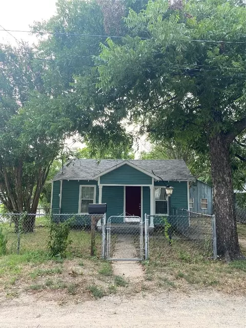 Exterior - 308 N Pine St, Comanche, TX 76442 photo 3 of 6