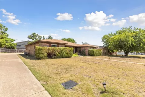 1121 Highbush Dr, Benbrook, TX 76126