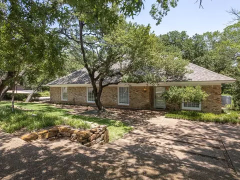 310 Mockingbird Ln, Weatherford, TX 76086