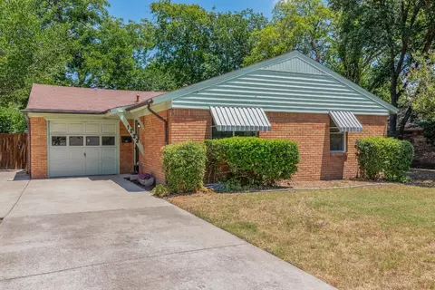 1233 S Ball St, Grapevine, TX 76051
