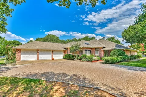 114 Iriquois Dr, Lake Kiowa, TX 76240