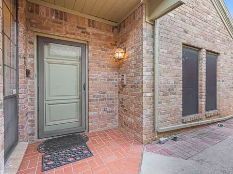 618 Crowley Rd, Arlington, TX 76012