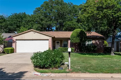4721 Crest Dr, Arlington, TX 76017