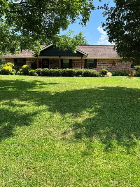 209 Cedar Ln, Burleson, TX 76028