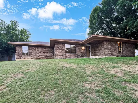 813 Waterbury St, Grand Prairie, TX 75051