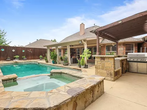 7325 Cottonwood Ct, North Richland Hills, TX 76182