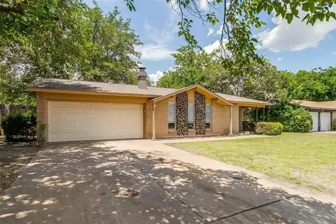305 Bernice Ct, Burleson, TX 76028