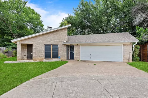 4913 Queen Ct, Fort Worth, TX 76103
