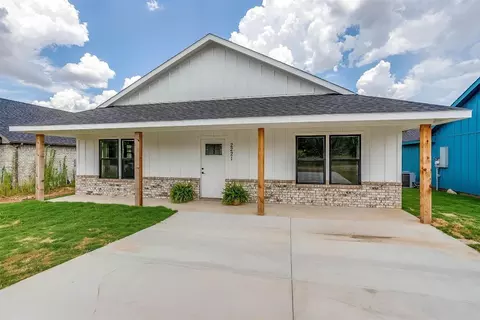 2221 Comet Trl, Granbury, TX 76048