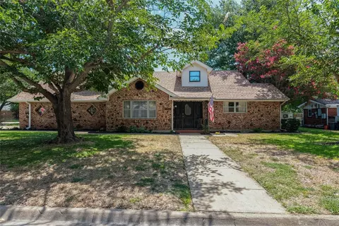 4020 Golden Oaks Dr, Haltom City, TX 76117