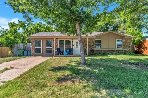704 Oak Dr, Hurst, TX 76053