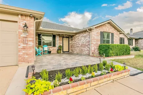 124 Queen Annes Dr, Burleson, TX 76028