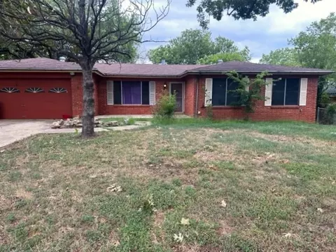 1210 Briarwood Dr, Cleburne, TX 76033