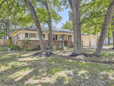601 Woodcrest Dr, Hurst, TX 76053