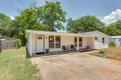 121 Jenny Kay Ln, Irving, TX 75060