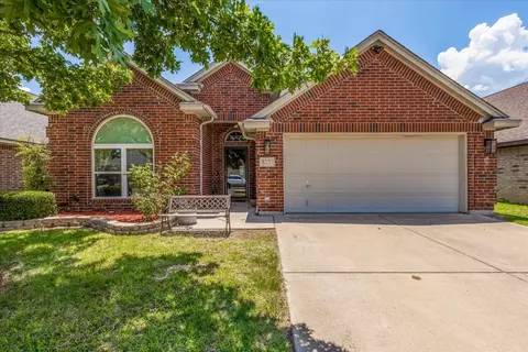 8220 Fall Crest Dr, Hurst, TX 76053