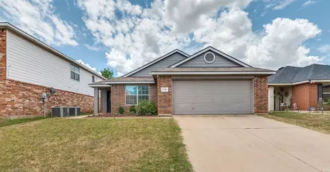 2705 Maegen Cir, Fort Worth, TX 76112
