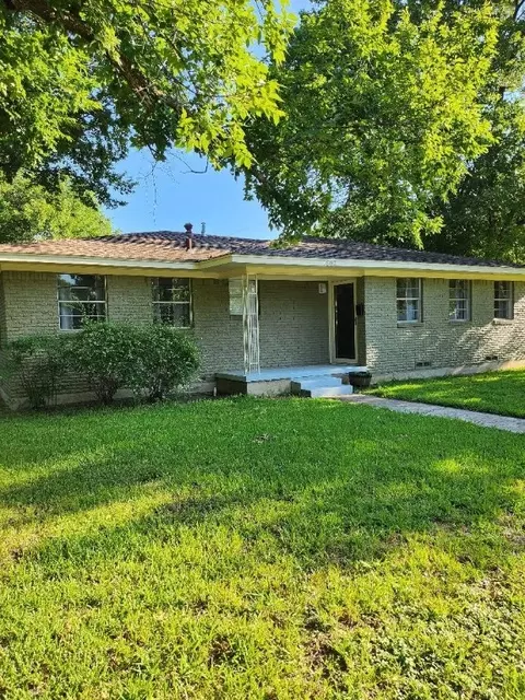 1602 Laurel Rd, Gainesville, TX 76240