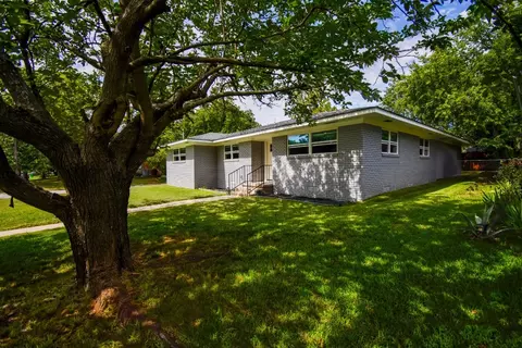 1301 Magnolia St, Gainesville, TX 76240