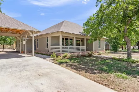 716 W 4th St, Mcgregor, TX 76657 photo 3
