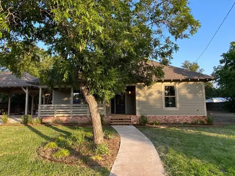 716 W 4th St, Mcgregor, TX 76657