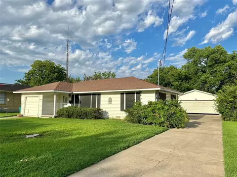 1310 N Howeth St, Gainesville, TX 76240