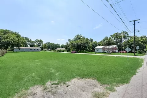 607 E 6th St, Bonham, TX 75418 photo 2