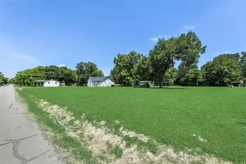 607 E 6th St, Bonham, TX 75418 photo 5