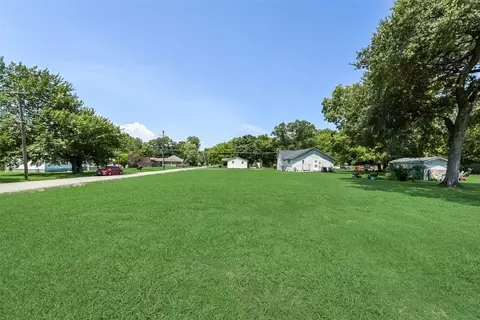 607 E 6th St, Bonham, TX 75418 photo 3