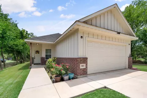 301 Ezell St, Alvarado, TX 76009