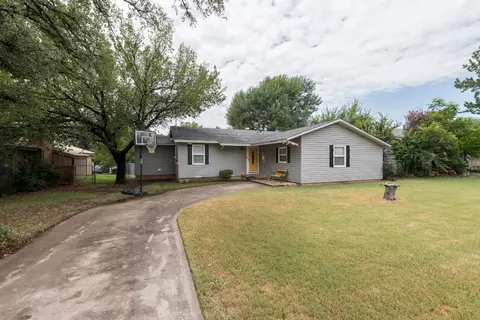 411 E Bois Darc St, Henrietta, TX 76365