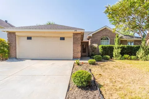 202 Kenosha Ln, Arlington, TX 76002