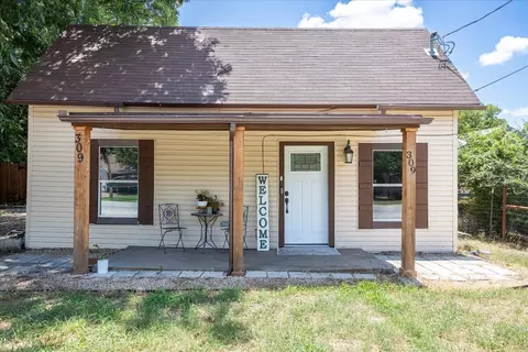 309 W 4th St, Weatherford, TX 76086