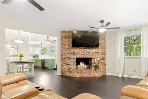 304 W Mistletoe Dr, Kennedale, TX 76060