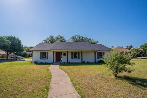 201 Meadowhill Dr, Benbrook, TX 76126