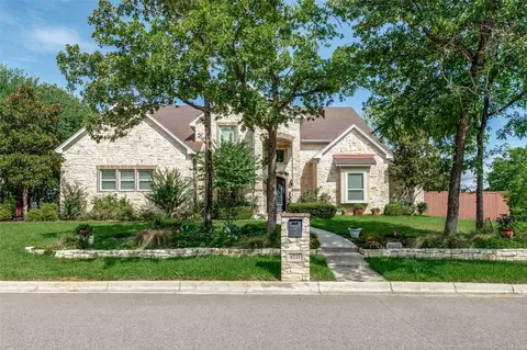 8725 Racquet Club Dr, Fort Worth, TX 76120