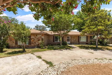 2615 W Highland Dr, Granbury, TX 76049