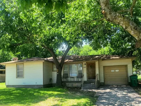515 N Hickory St, Muenster, TX 76252