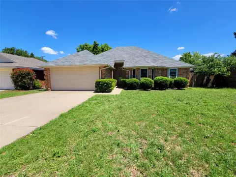 6203 Mercedes Dr, Arlington, TX 76001