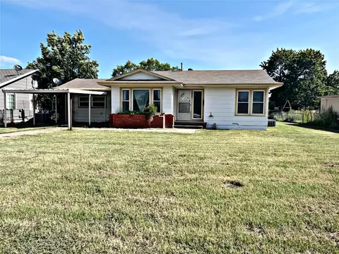 1203 Compton St, Stamford, TX 79553