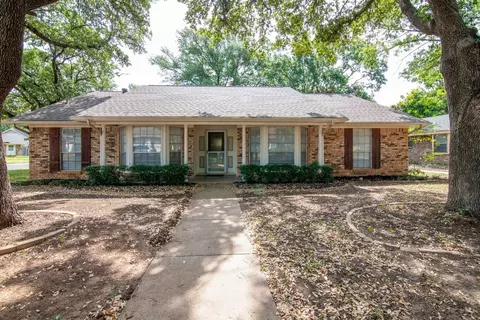 2405 Radcliffe Dr, Arlington, TX 76012