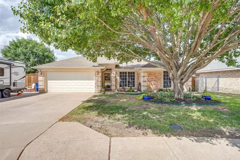 608 Crestmont Ct, Burleson, TX 76028
