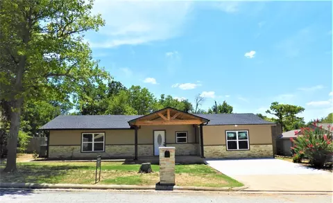 1115 W College St, Jacksboro, TX 76458
