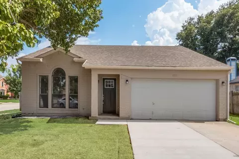 1000 Flamewood Dr, Arlington, TX 76001